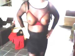 jupe noire soutif seins nus