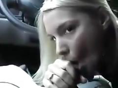 Elle suce une bite en voiture