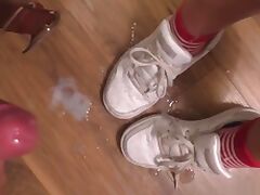 Amateur fuck and cum on sneakers