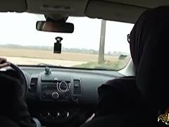 Sarah AbdelKhader suce son mec dans la voiture Beurette Trip